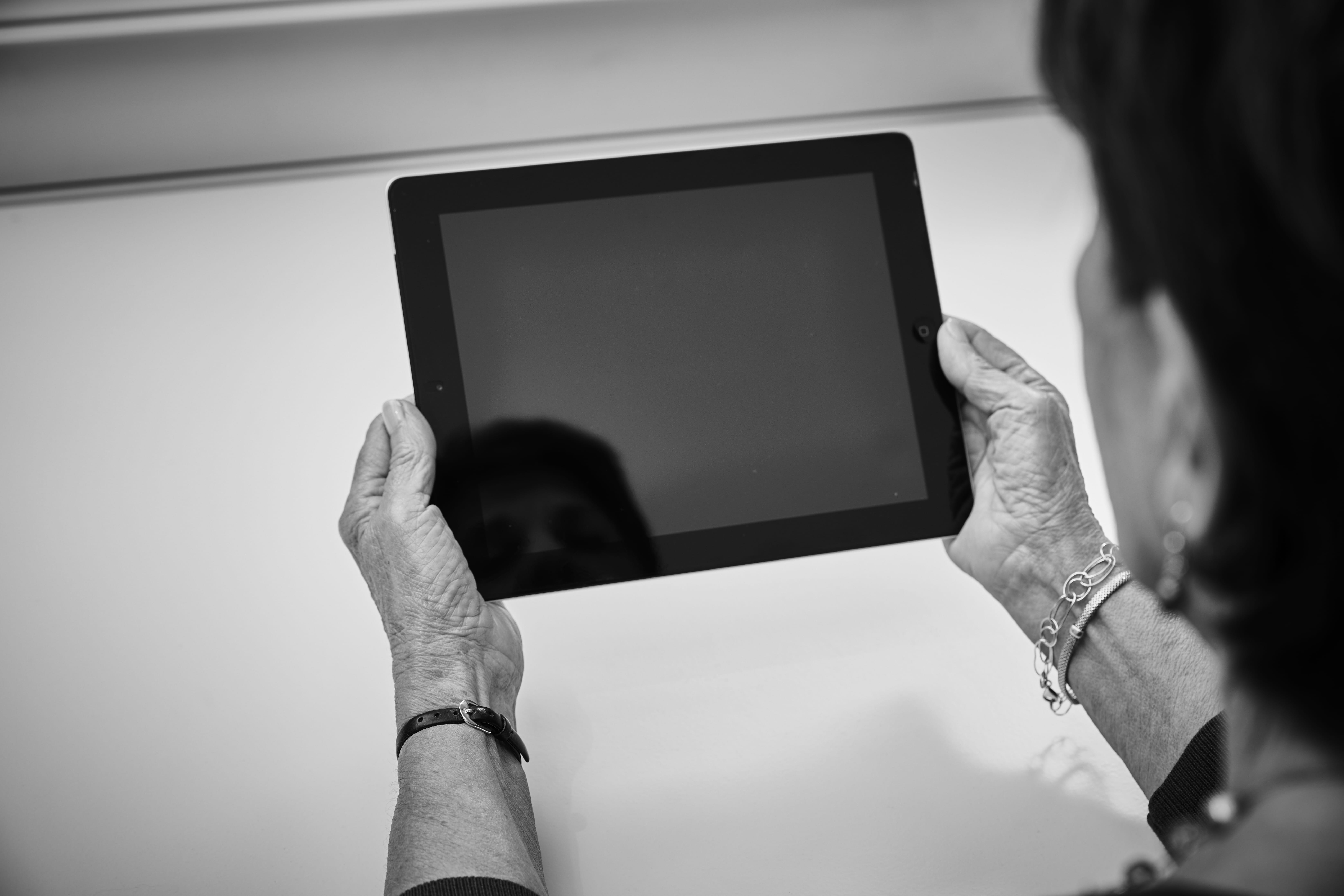 Device_iPad_Desk_Female